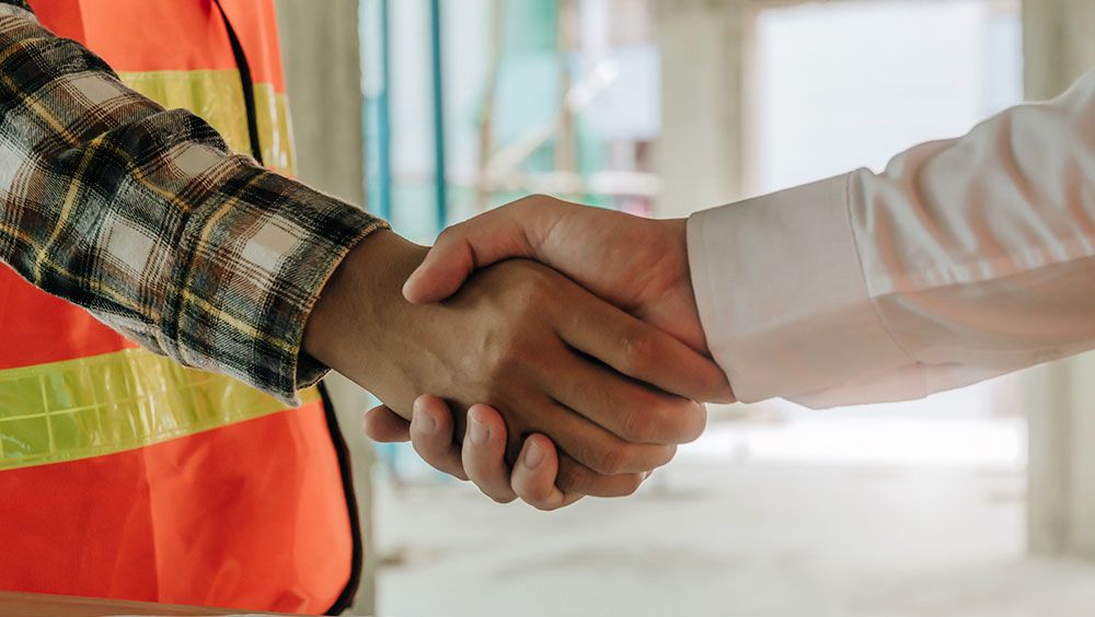 Handschlag beim Termin mit Zimmerei W. Abshagen
